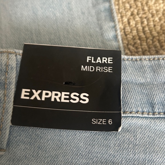 Express Mid Rise Light Wash '70s Flare Jeans size 6 NWT - Picture 8 of 8